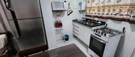 Geladeira, micro-ondas, fogão, cooktop