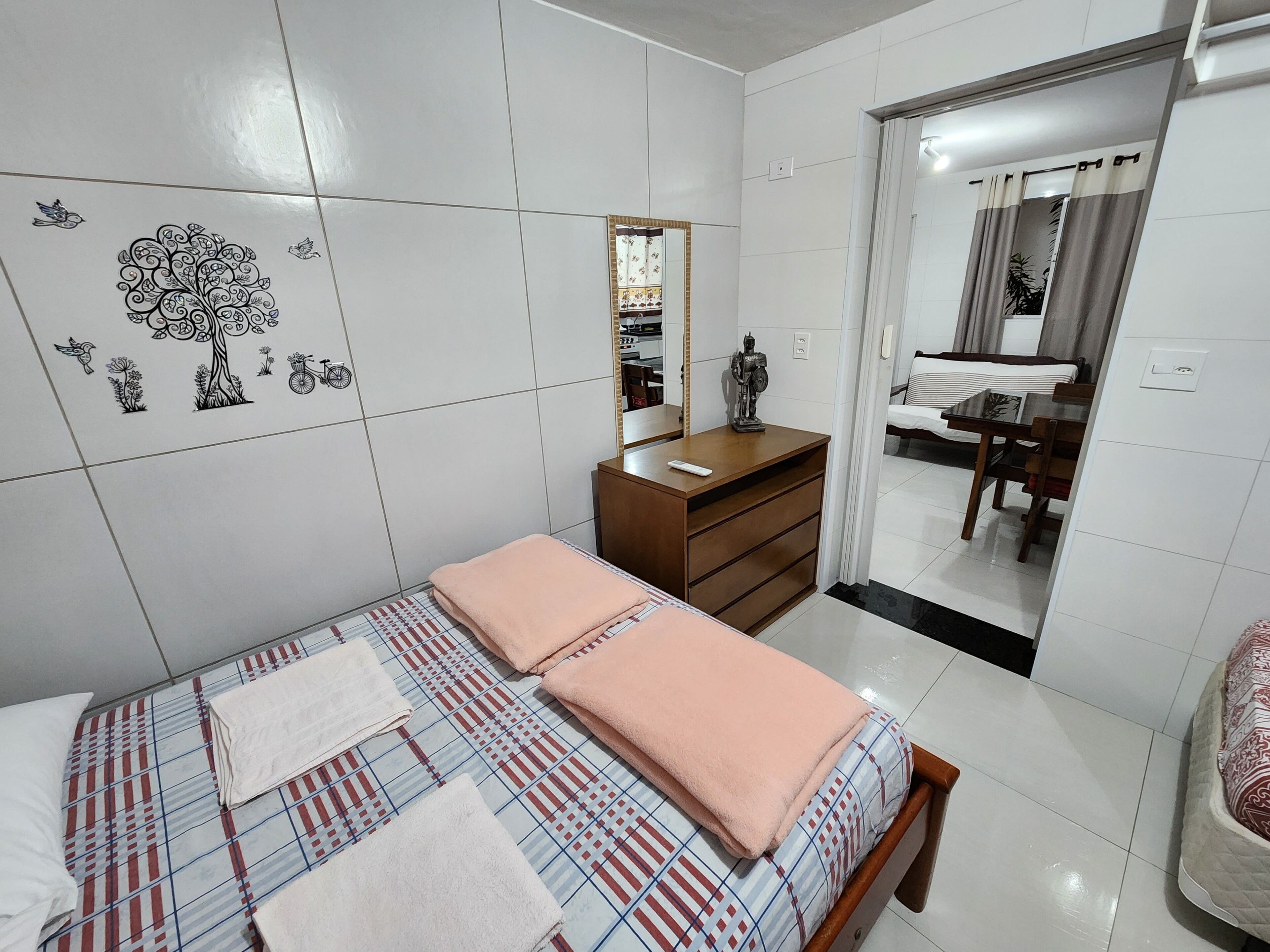 1 habitación, tabla de planchar con plancha, wifi gratis y ropa de cama 