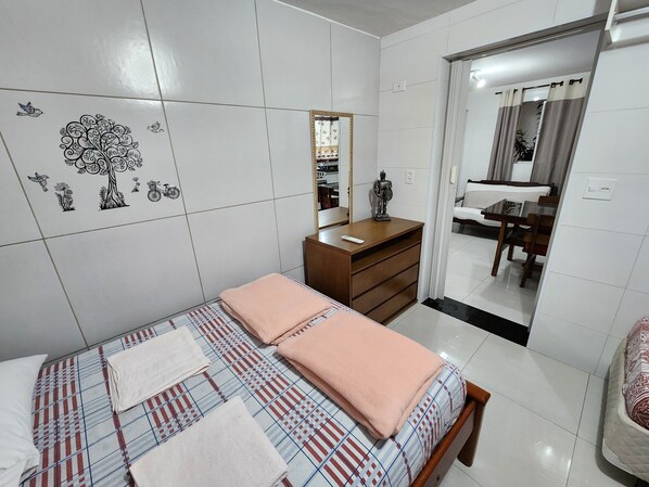 1 habitación, tabla de planchar con plancha, wifi gratis y ropa de cama