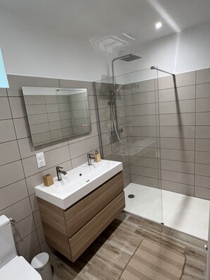 Douche, sèche-cheveux, serviettes fournies, savon