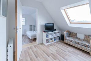 4 bedrooms, iron/ironing board, free WiFi, bed sheets