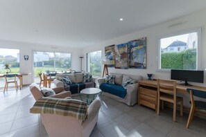 Téléviseur, jeux vidéo, bureau