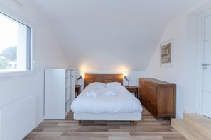 4 bedrooms, iron/ironing board, free WiFi, bed sheets