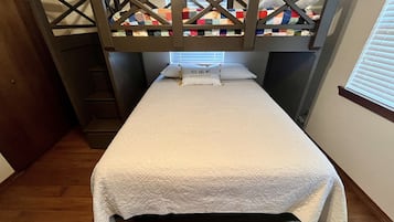 2 quartos, berço de viagem, roupa de cama