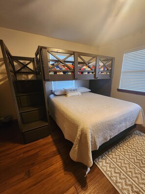 2 habitaciones, cuna de viaje y ropa de cama