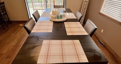 Clean, Spacious, Cozy Cabin, Less than 1/2 to Marina, Sleeps 8, Cell Service