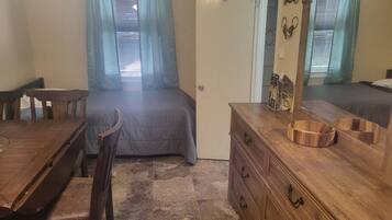 2 bedrooms, desk, iron/ironing board, WiFi