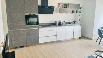 Frigorífico grande, microondas, horno y placa de cocina