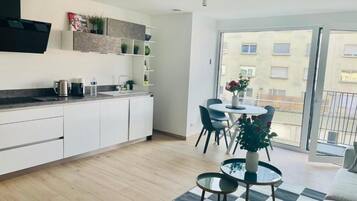 Full-size fridge, microwave, oven, stovetop