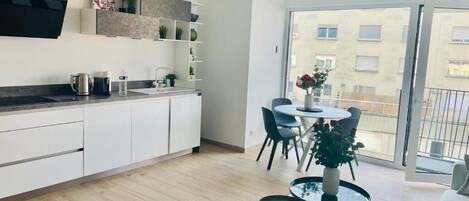 Geladeira grande, micro-ondas, fogão, cooktop