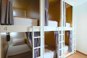 1 bedroom, WiFi, bed sheets - Bed in 8-bed Mixed Capsule Dorm With a Shared Kitchen and a Social Area (Krung Thep Maha Nakhon)