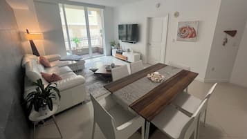 Smart TV, table tennis