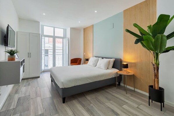 مكواة/لوح كي وسرير سفر وواي فاي وملاءات أسرّة