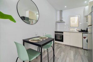 ثلاجة، ميكروويف، فرن، موقد طهي مسطح