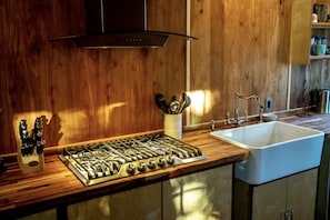 Geladeira, cooktop, cafeteira/chaleira, chaleira elétrica