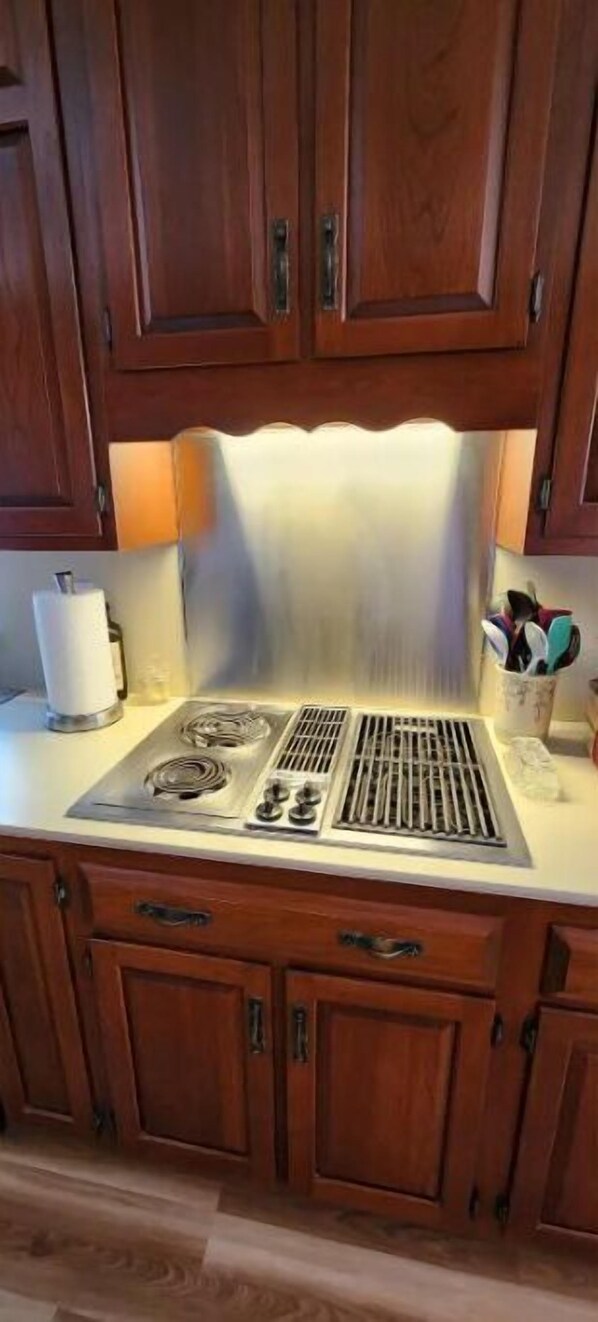 Refrigerador, microondas, horno y parrilla de estufa