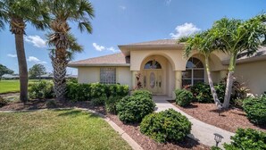 Unclassified image, 5 of 26, button - Southern Breeze - Spacious, canal view home (Rotonda West)