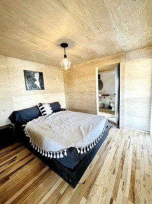 3 bedrooms, free WiFi, bed sheets - Boutique Landers Home on 6 acres w/ Great Views & Hot Tub (Landers)