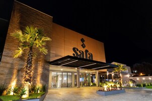 Fachada de la propiedad por la tarde o noche