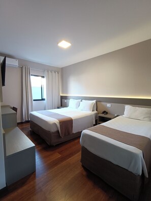 Deluxe-Dreibettzimmer | Allergikerbettwaren, Minibar, Schreibtisch