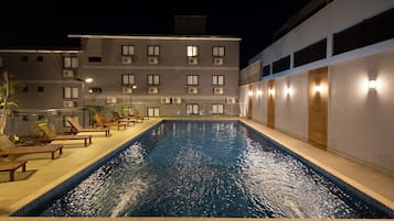 Una piscina al aire libre