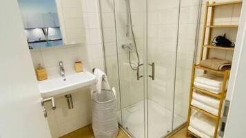 Een haardroger, handdoeken