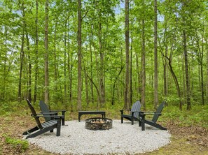 Property grounds - Lazy Bear-hot tub, fire pit, foosball, ping pong, air hockey (Mentone)