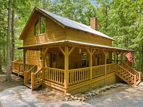 Lazy Bear-hot tub, fire pit, foosball, ping pong, air hockey