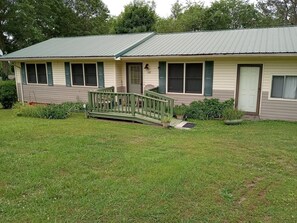 Exterior - Cozy, country scenery along the Tennessee River. Seated between trees and nature (Bridgeport)