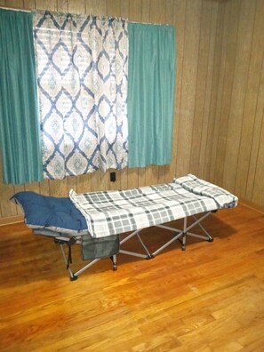 Interior - Cozy, country scenery along the Tennessee River. Seated between trees and nature (Bridgeport)