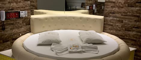 Minibar, free WiFi, bed sheets