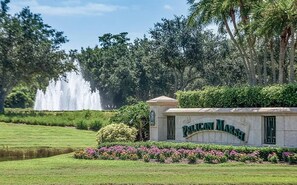 Property grounds - Sunny and pristine turnkey-furnished three-bedroom southern exposure lake views (Naples)