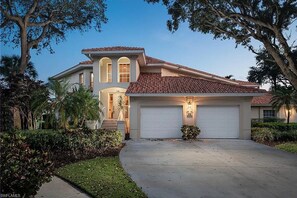 Exterior - Sunny and pristine turnkey-furnished three-bedroom southern exposure lake views (Naples)
