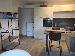 Een koelkast, een oven, een kookplaat, een vaatwasser