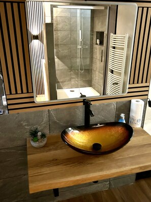 Douche, séchoir à cheveux, serviettes fournies, savon