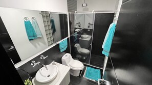 Een douche, een haardroger, handdoeken, zeep