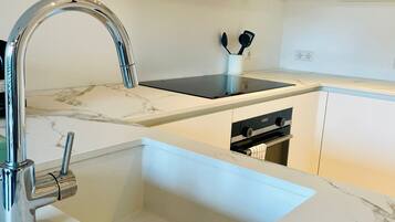 Full-size fridge, microwave, oven, stovetop