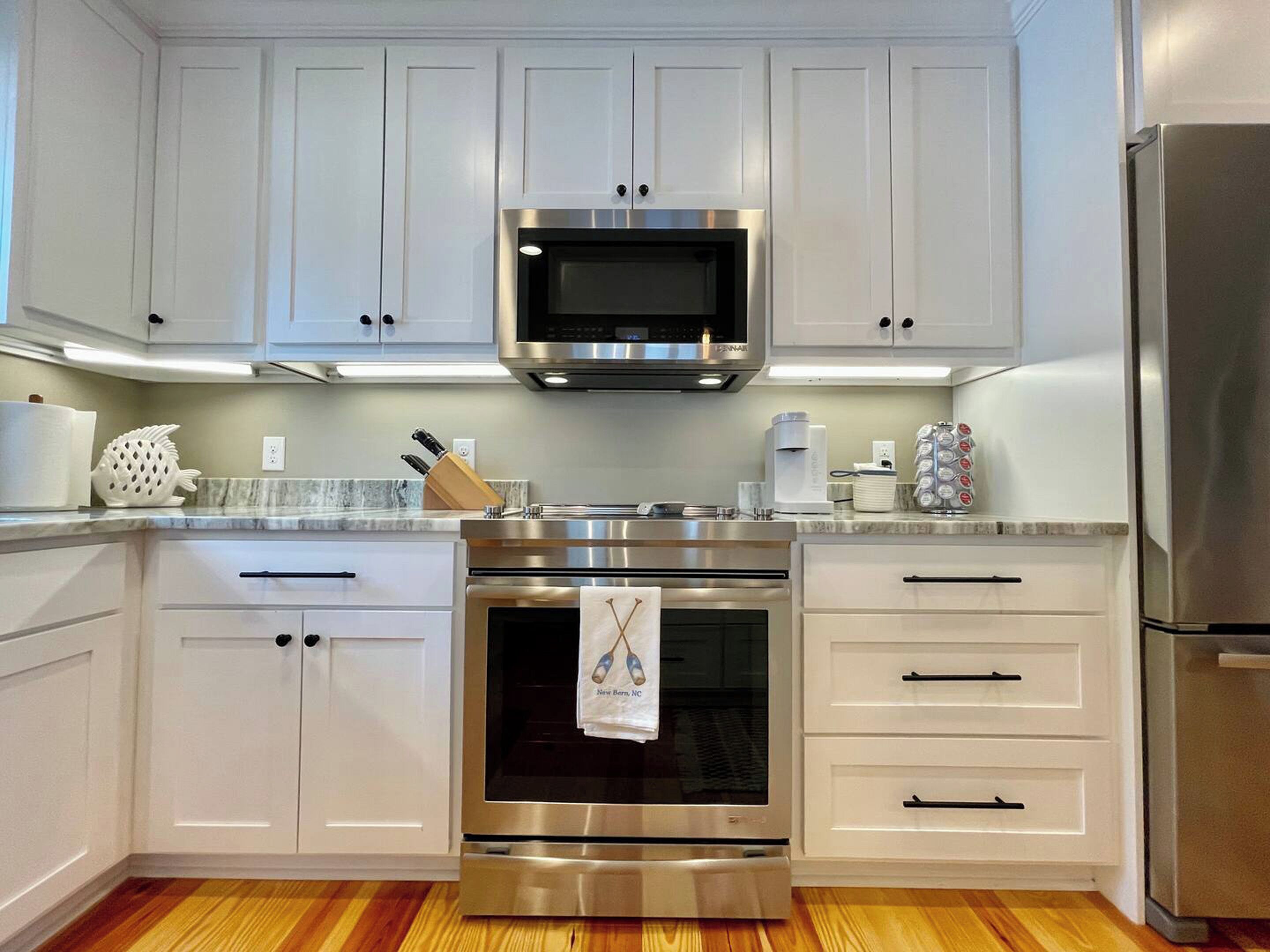 Refrigerador, microondas, horno y parrilla de estufa 