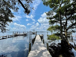Marina - New, modern coastal home with private dock overlooking the city of New Bern! (New Bern)