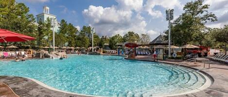 Een binnenzwembad, een verwarmd zwembad