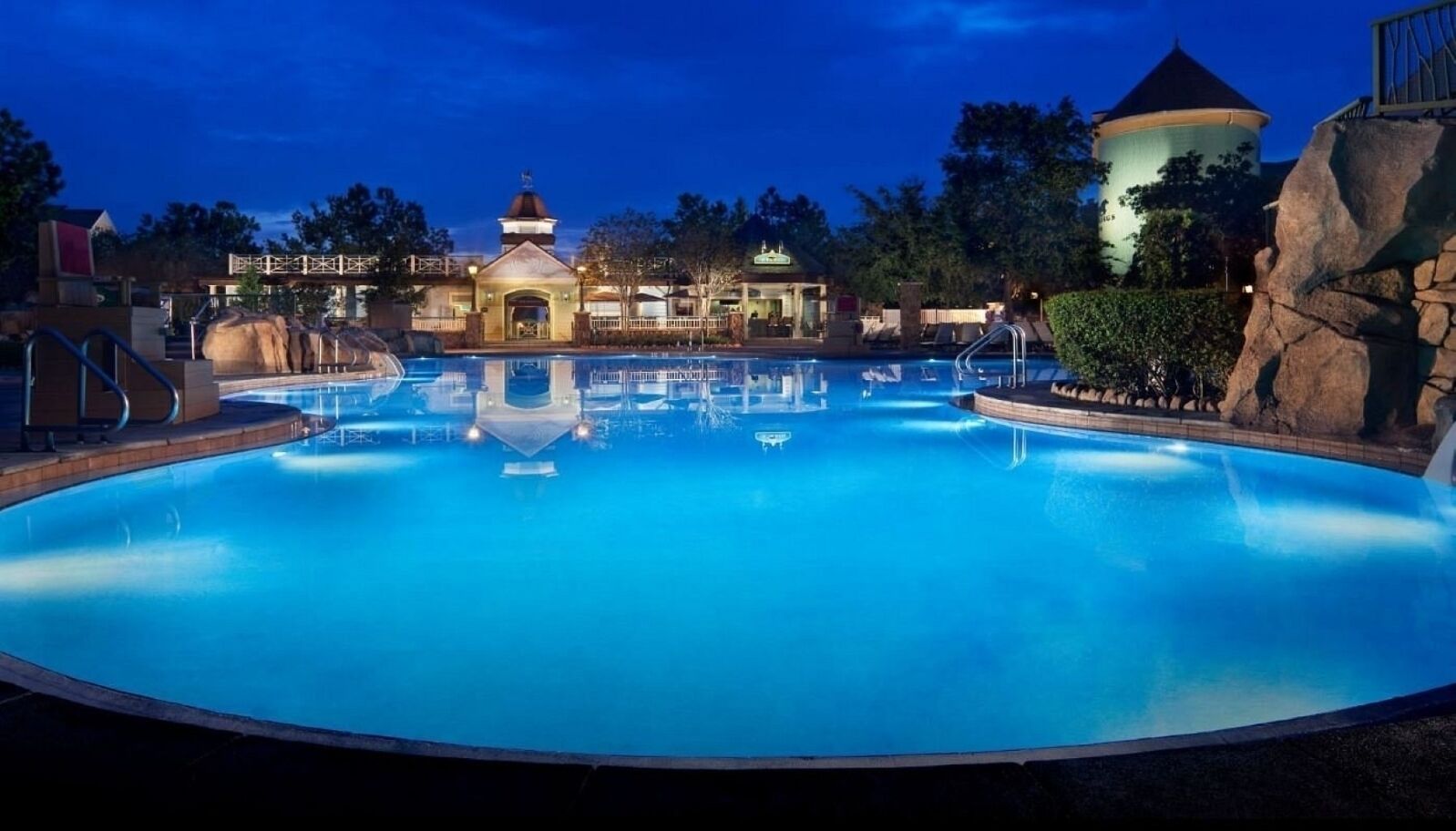 2 outdoor pools, a heated pool
