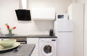 Kühlschrank, Mikrowelle, Ofen, Wasserkocher mit Kaffee-/Teezubehör