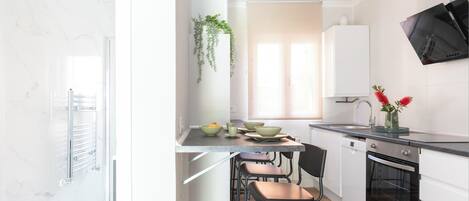 Fridge, microwave, oven, coffee/tea maker