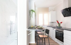 Refrigerador, microondas, horno y cafetera y tetera 