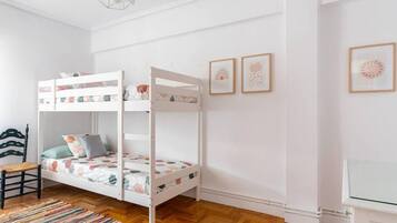 3 slaapkamers, een strijkplank/strijkijzer, wifi, beddengoed