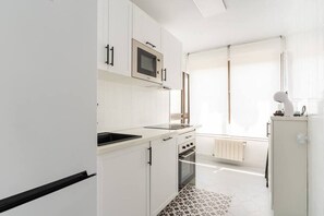 Frigorífico, microondas, horno y lavavajillas