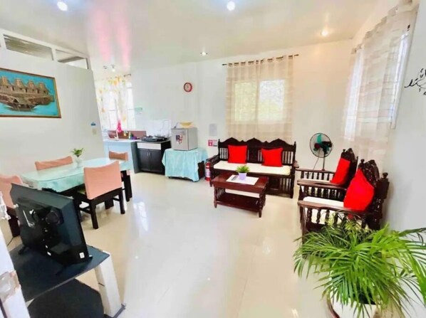 Interior - Super Fusion, 3units/5BR, Aircon/WiFi/Karaoke (Quezon City)