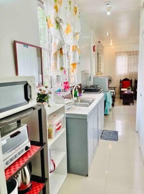 Mini-fridge, microwave, electric kettle, toaster - Fusion, 2 Units/4 Bedrooms, Aircon, Wi-Fi, Karaoke (Quezon City)