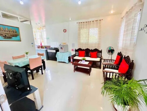 Fusion, 2 Units/4 Bedrooms, Aircon, Wi-Fi, Karaoke