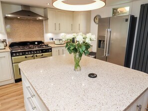 Cottage | Private kitchen | Fridge, dishwasher, electric kettle, cookware/dishes/utensils - Glenside House (St Ives)